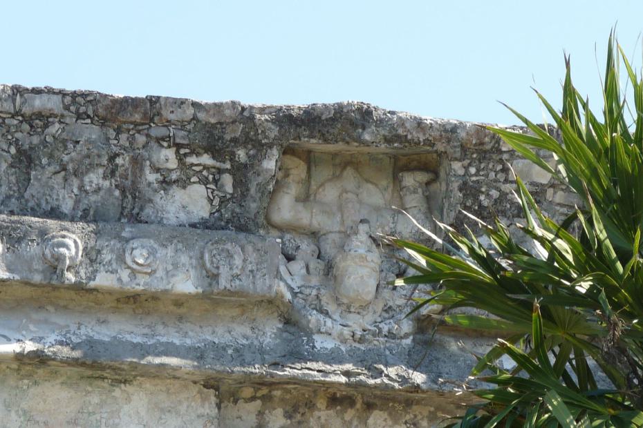 Mexiko: Verzierungen am Palast von Tulum