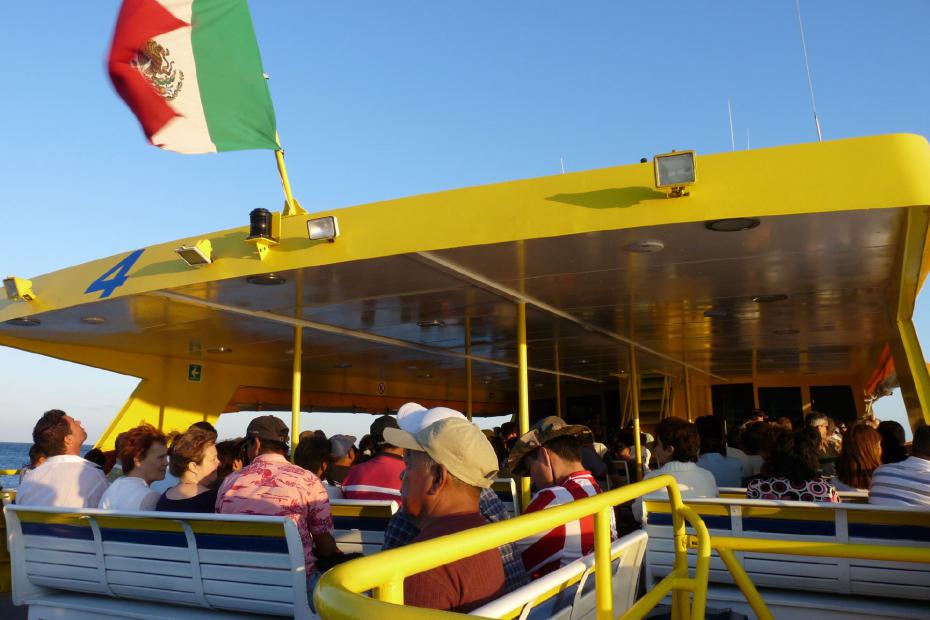 Mexiko: Fahrschiff mit mexikanischer Flagge