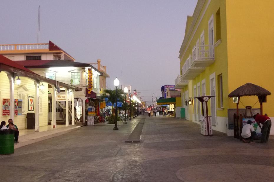 Mexiko: Straßenzug mit Kolonialhäusern