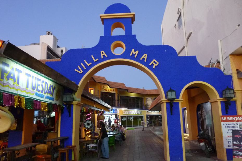 Mexiko: Eingang zu einer Ladenstraße in San Miguel